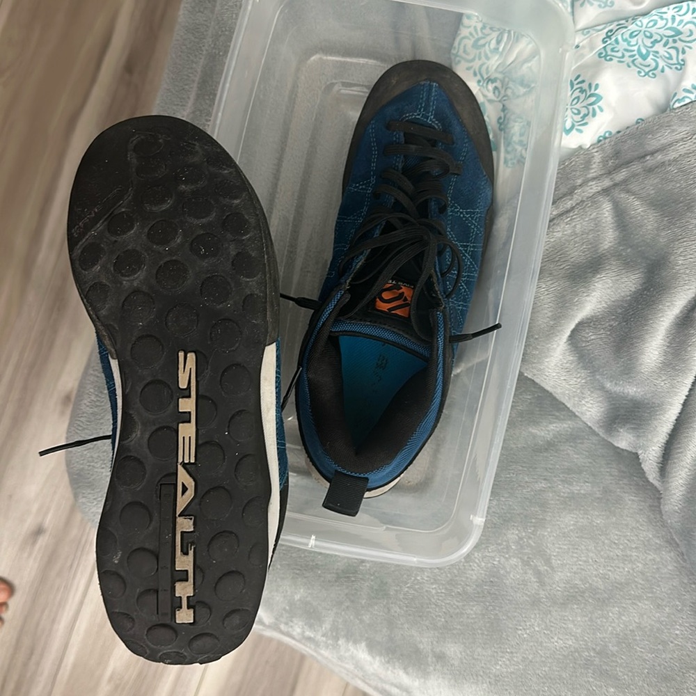 Rare women’s 9.5 adidas five ten tennie approach shoes